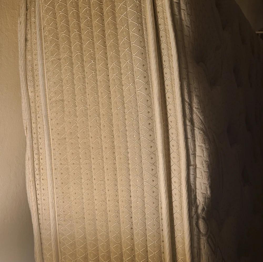 Imperial queen-size mattress with boxspring